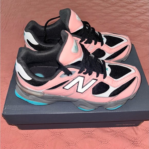 New Balance 9060 Kids size 4.5 EUC - Picture 2 of 8